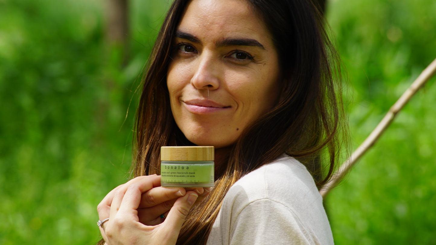 Mascarilla facial exfoliante de té verde, aguacate y aloe vera