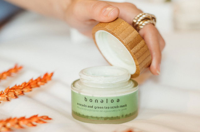 Mascarilla facial exfoliante de té verde, aguacate y aloe vera